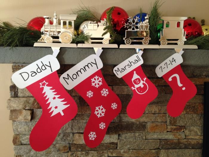 ailenin her üyesi için kırmızı bir çorap, şömine rafında dekoratif raf