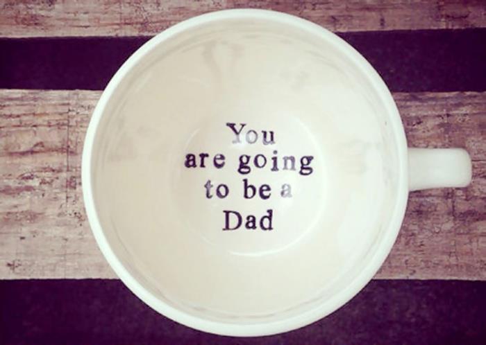 baba olacaksın ya da hamileliği nasıl ilan edeceksin, altta yazılı beyaz kupa