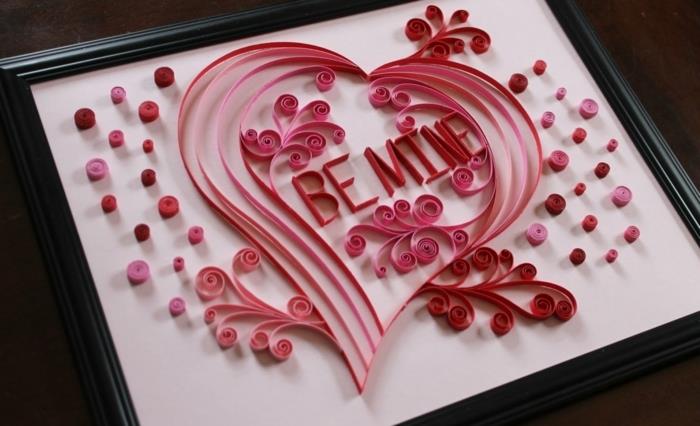 pembe bir kalp dekore edilmiş ve dokunaklı bir senaryo, kartlar ve quilling süslemeleri oluşturun
