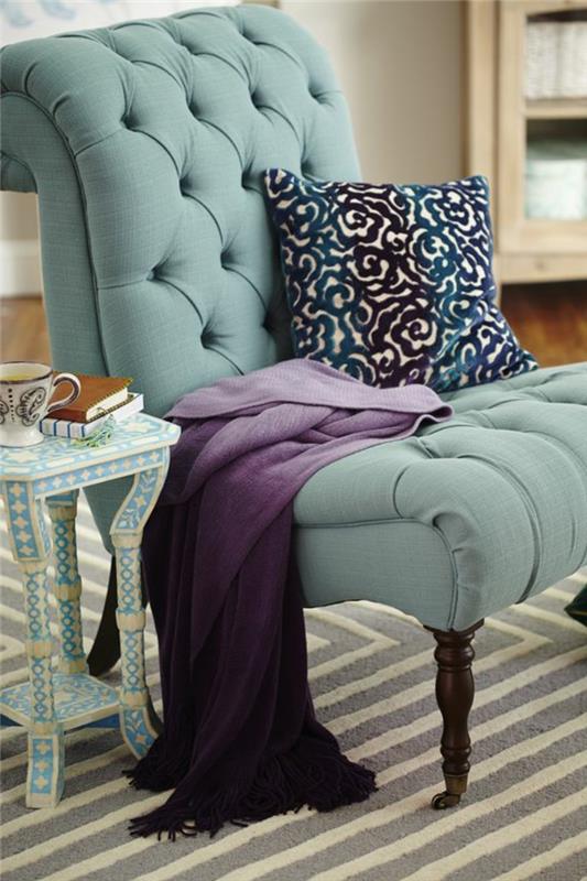 kako se ujemati s slivo-barvo-svetlo-modro-kavč-za-elegantno-dnevno sobo