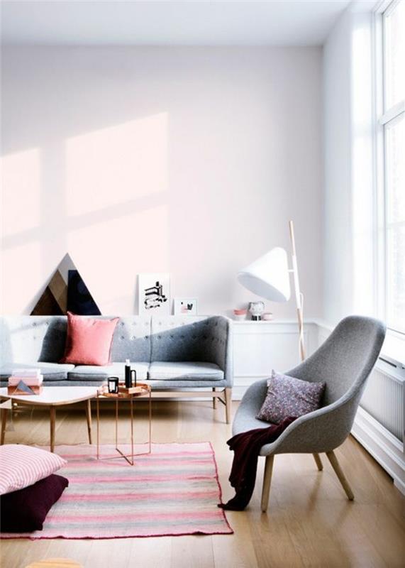 kaip derinti interjero spalvas-rožinį kilimą-pilkame balde-svetainėje