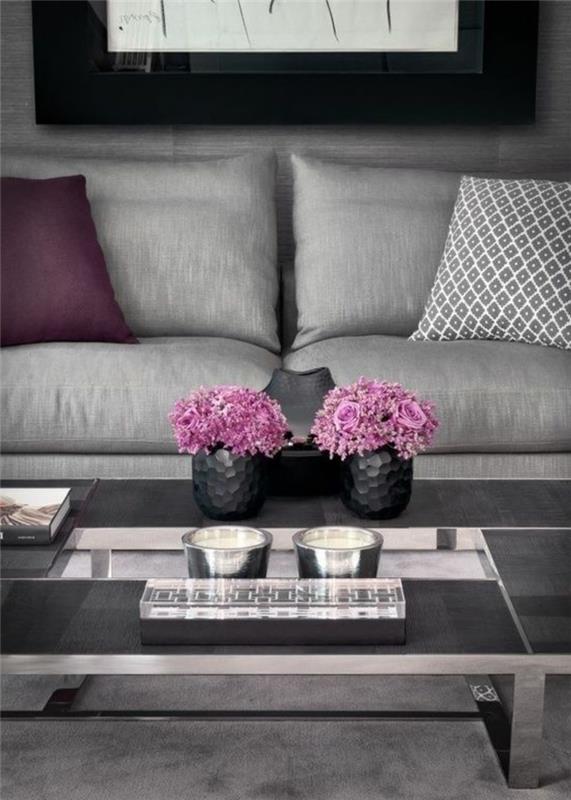 kako-povezati-slivovo-barvno-dnevno sobo-s-sivim-pohištvom-sivo-zofo-dekorativno-blazino