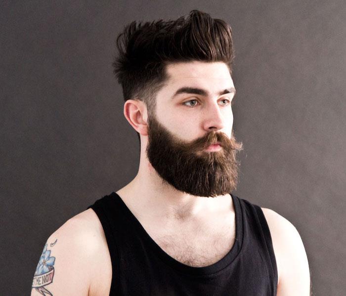 ostriži svojo dolgo ameriško hipstersko brado