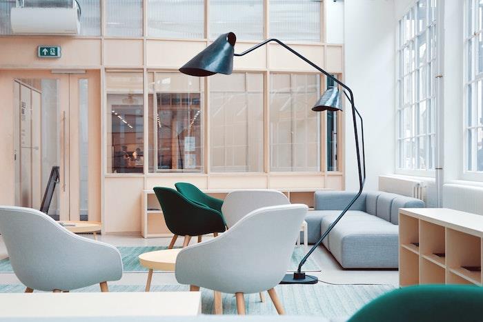 bir ofis alanı nasıl düzenlenir açık gri iskandinav sandalyeleri yeşil halı köşe kanepe