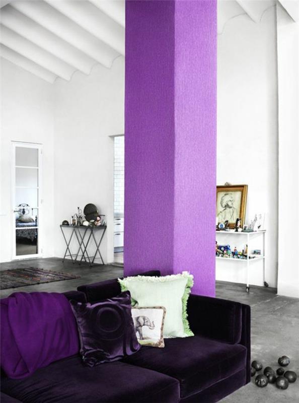 kako kombinirati barvno-vijolično-kavč-sivo-tla-bele stene