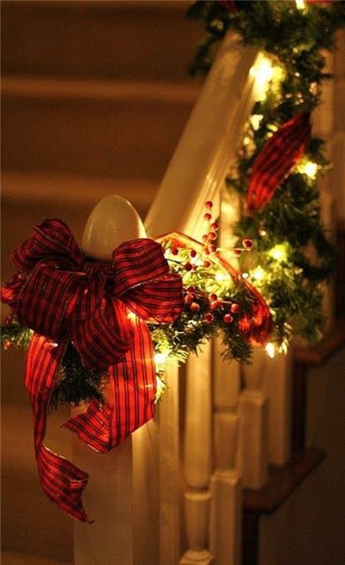 kaip papuošti Kalėdų girliandą Kalėdų girlianda-ikea-mediniai laiptai-dekoravimas-už laiptų