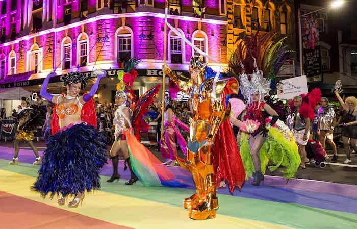 Gurur karnaval kostümü, gökkuşağı renginde halı, karnaval için nasıl giyinilir