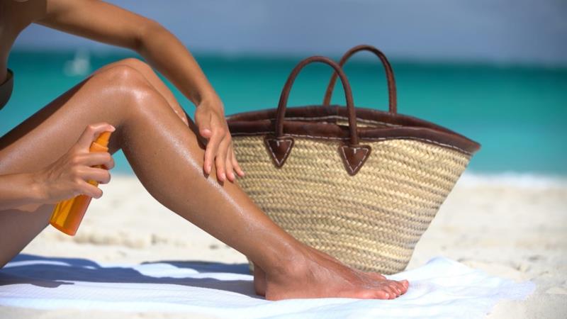 kako hitro porjaveti žensko na plaži s kremo za sončenje