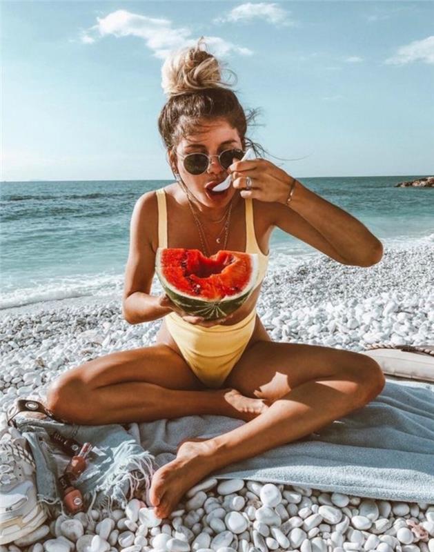 kako se hitro sončiti dekle, ki na plaži poje lubenico