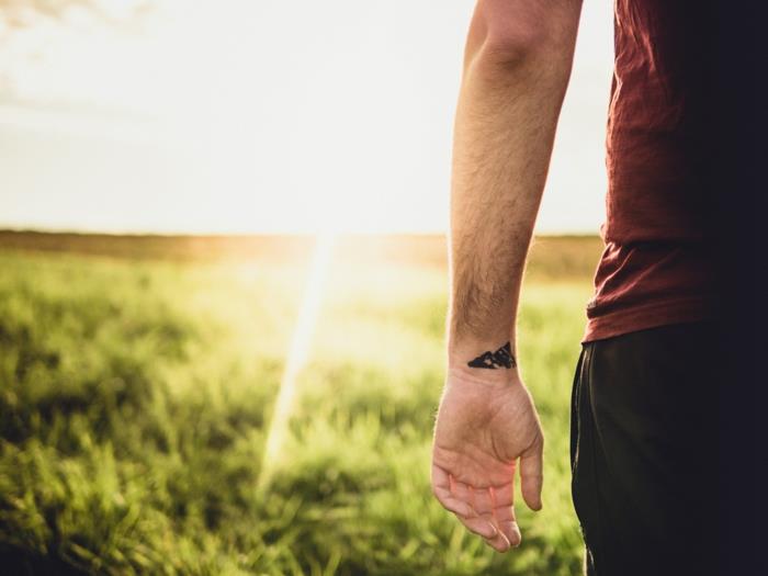 Maža tatuiruotės apyrankės detalė Šiaurės šalių simbolis šauni originali tatuiruotės idėja