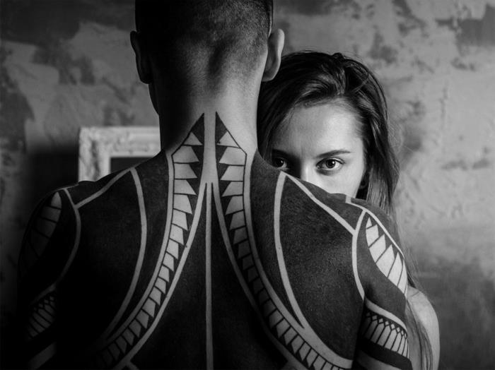 Puošnus tatuiruotės simbolis laisvės tatuiruotė šauni idėja juoda tatuiruotė šiaurietiška
