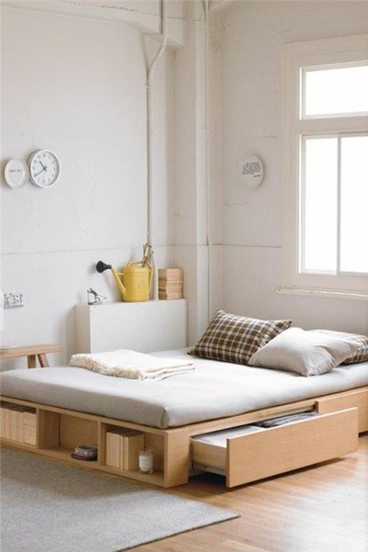 kaip išsirinkti dizainą-suaugusiųjų lovą šviesioje medinėje-dailioje miegamajame su šviesiomis parketo grindimis