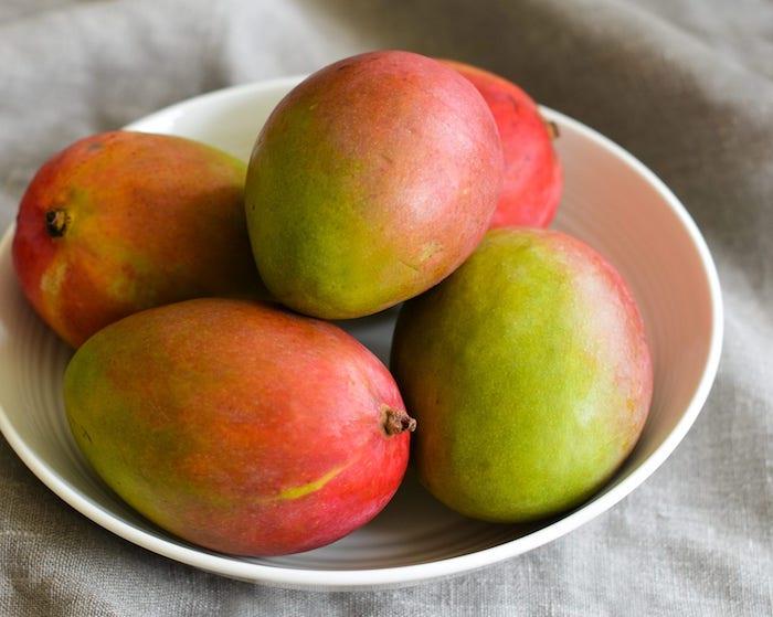 kako izbrati mango iz zrelih mangov v veliki skledi