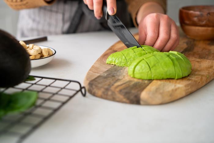 avokado narežite na rezine, korak za pripravo zelenega pesto z baziliko in avokadom, preprosto in dobro predjed