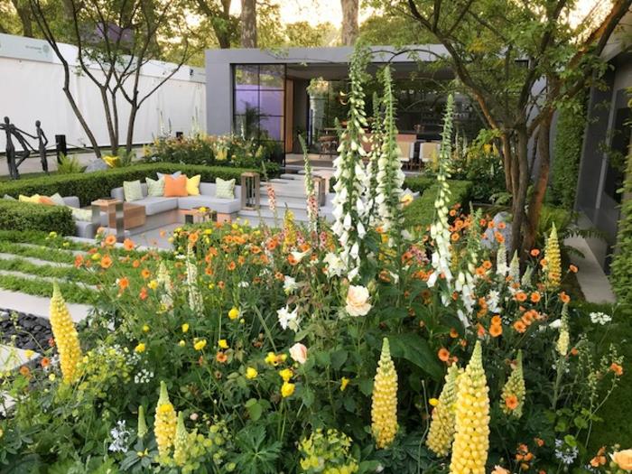 geniş bahçeli modern ev, modern bahçe mobilyaları, uzun çiçekli büyük bahçe