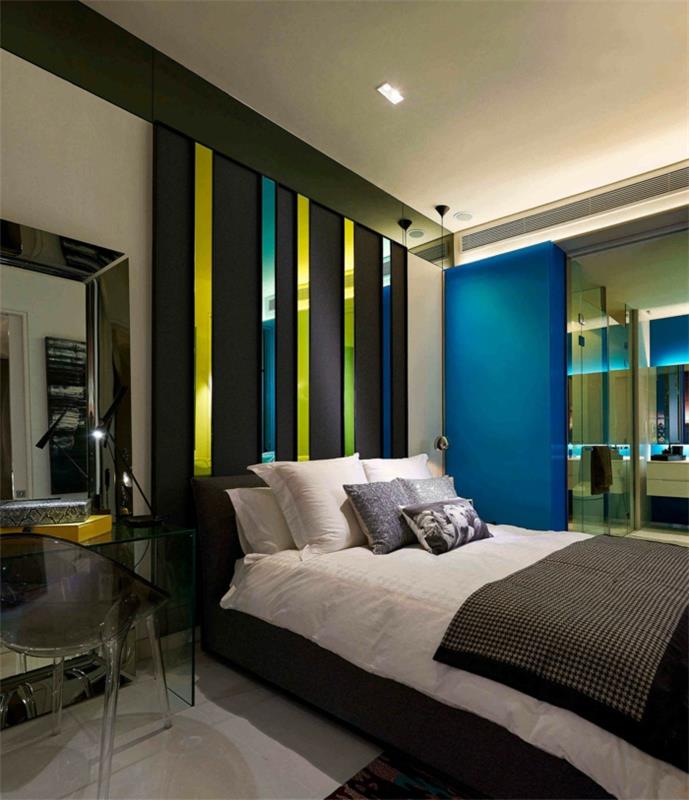 miegamasis su mėlyna siena, papuošti didelę sienos dalį, milžinišką veidrodį, šviesų vonios kambarį