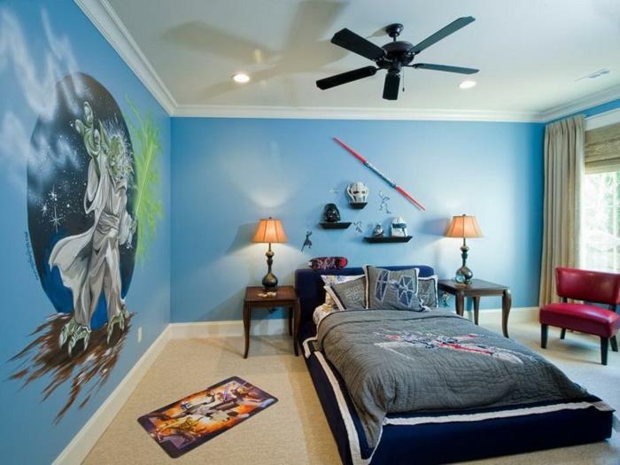 mėlynas miegamasis, mėlynos sienos, lova tiesiai ant grindų, lubų ventiliatorius, nedideli barokiniai naktiniai staleliai, mėlynas berniuko miegamasis