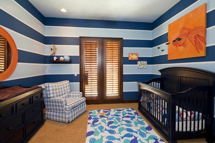 baltas kilimas su žuvies raštais, kvadratiniai foteliai, apvalus veidrodis, mėlyni dryžuoti sienų dažai, berniuko kambarys