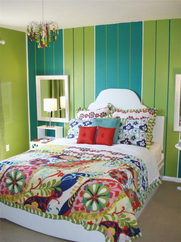 ideja za okrasitev spalnice, jabolčno zelene in račje zelene stene, majhna luč v baročnem slogu z večbarvnimi resicami, posteljna prevleka v slogu patchwork
