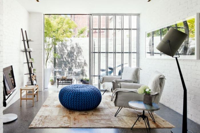 koza kaplama oturma odası dekor fikri, tığ işi mavi puf, dekoratif merdiven, bej halı
