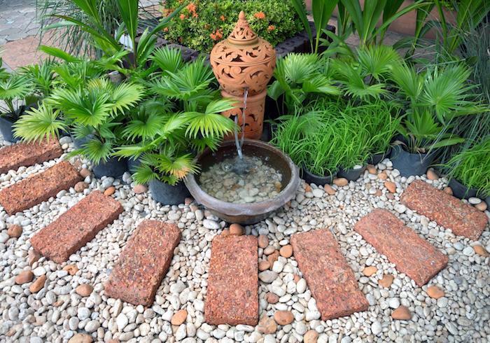 kaip papuošti savo sodą akmenukais ir akmenukais akmeninis takas deko fontanas ir augalai
