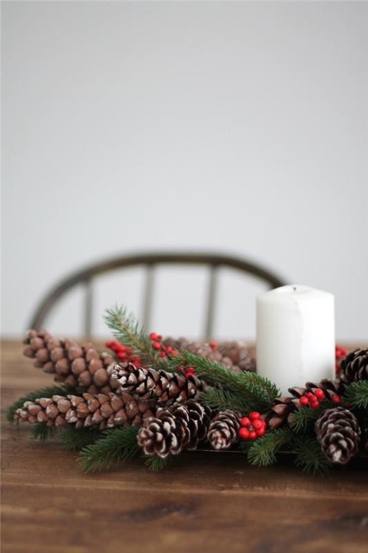 Noel için dekoratif çam kozalağı, çam dalları ve çam kozalakları ile Noel masa dekorasyonu için bir aksesuar yapın