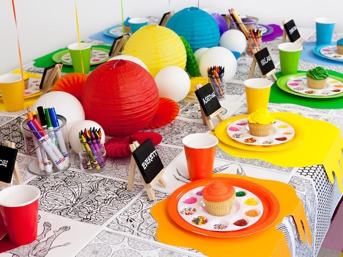 Mandala masa örtüsü masasında renkli mermerlerle süslemek için renkli kapkekler ile mutfak atölyesi, renkli Çin fenerleri merkez parçası