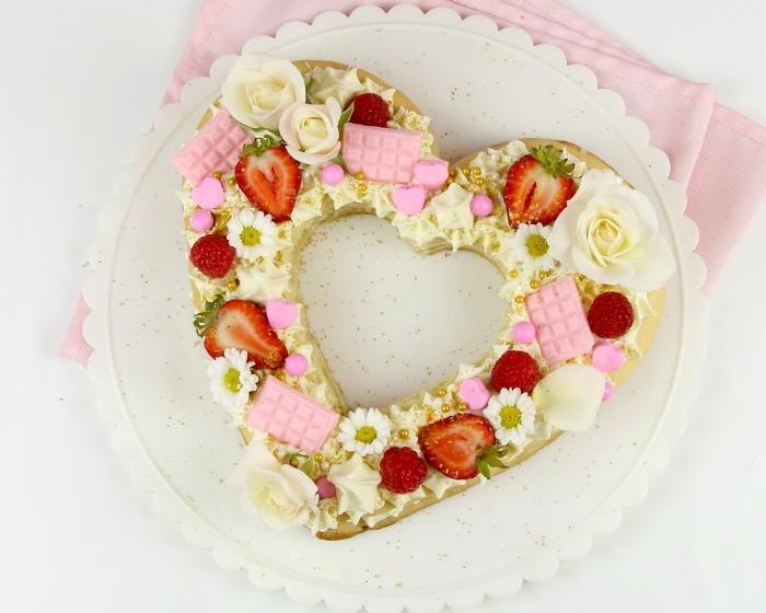 kolay kalp pastası nasıl yapılır fikri, çiçekler ve meyvelerle süslenmiş hazır genoise ve süzme peynirli kek tarifi