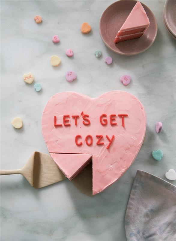 aşk şöleni için bir aşk yemeği fikri olarak kalp şeklinde pastel pembe kremalı kek