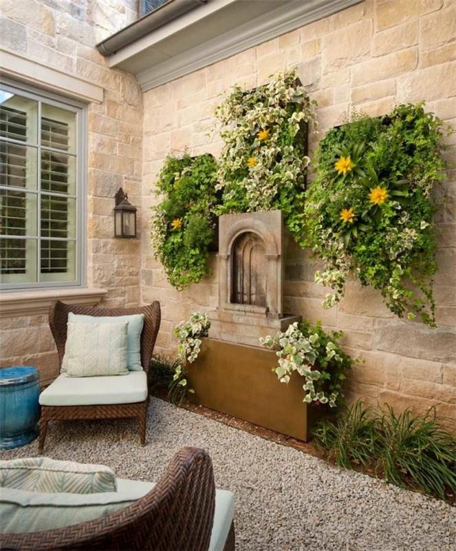 izvirna dekorativna ideja za ustvarjanje sanjske terase z zunanjo rastlinsko steno, tri rastlinske slike, nameščene ob vrtnem stenskem vodnjaku