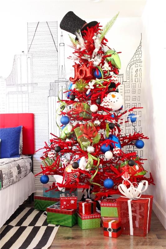 Bir çocuk odasında hediye ve kardan adam figürleri ile süslenmiş Noel ağacı modeli