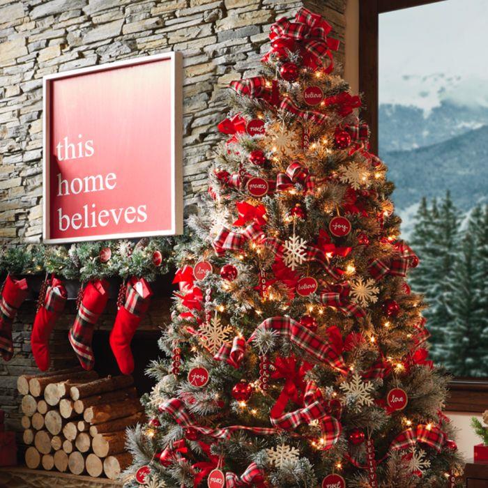 kako okrasiti rdeče -belo božično drevo v rustikalnem slogu z rdečimi lesenimi hlodi umetne snežinke rdeče božične kroglice rdeč lok