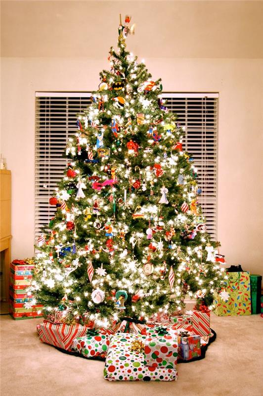 kako okrasiti drevo ideja svetlega drevesa okrašenega z različnimi okraski in igračami deco božično drevo čarobni otrok
