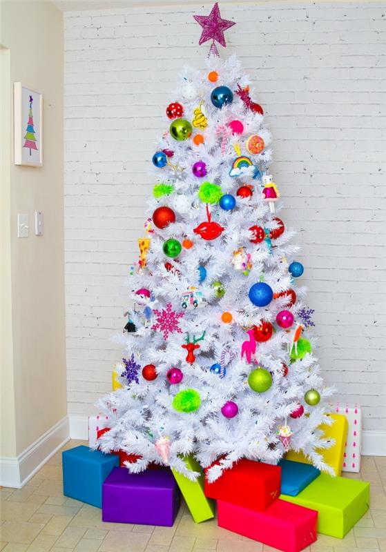 Bir çocuk odası için Noel süsleri ve figürler ile beyaz yapay Noel ağacı dekorasyon fikri
