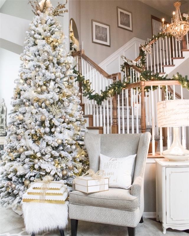 gümüş ve altın çelenkler ve süs eşyaları ile süslenmiş beyaz dalları ile büyük yapay Noel ağacı modeli