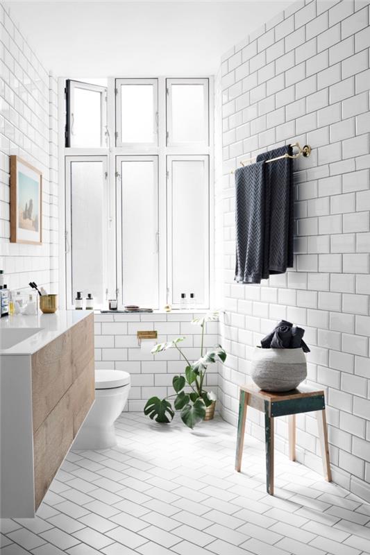 beyaz banyo karoları seçimi, minimalist bir dekor için hafif ahşap mobilya fikri, yeşil bitkilerle küçük banyo dekoru