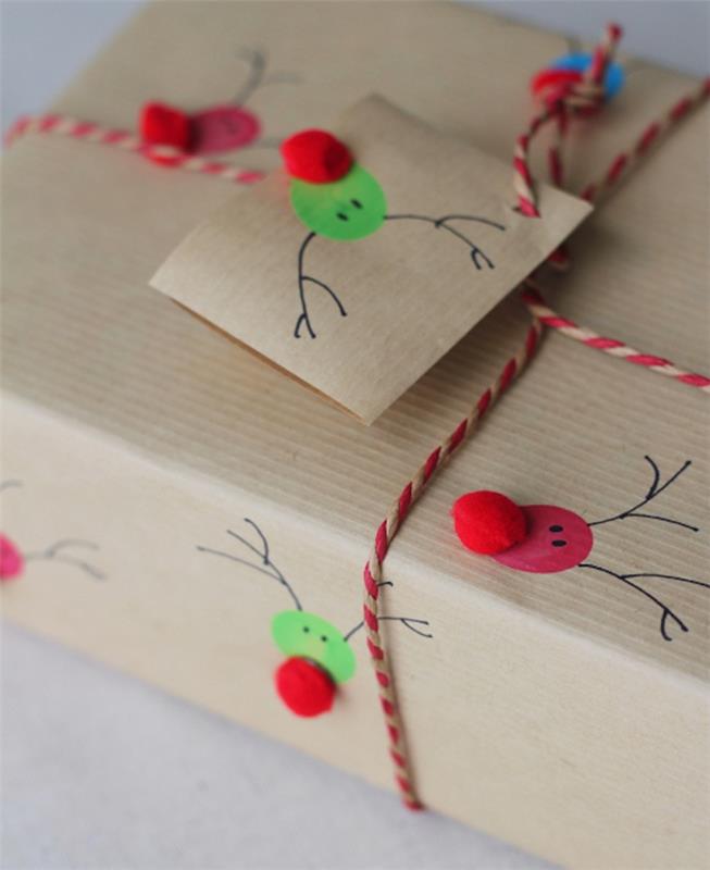 dovanų įvyniojimas, pavyzdžiui, kalėdinis įvyniojimas su kraftpopieriumi ir rudolphe elnių raštas, nupieštas raudona pompoma kaip nosis
