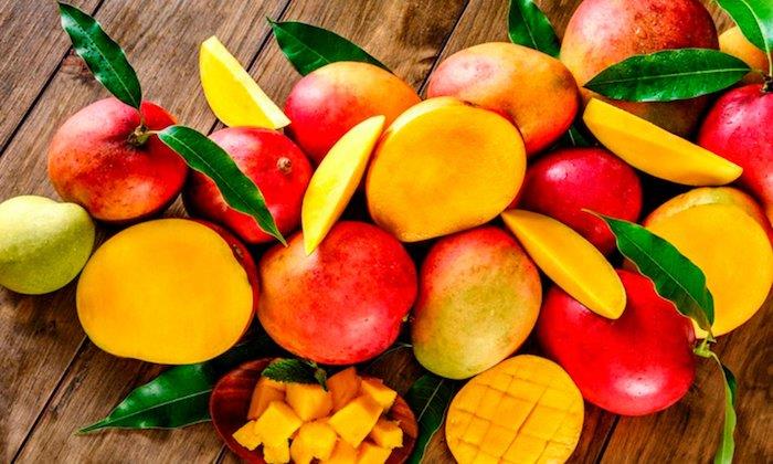 kako olupiti mango iz zrelih mangov, narezanih na kocke in narezane