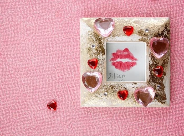 geriausio draugo dovanos idėja, nuotraukų rėmelis, papuoštas rožiniais ir raudonais širdies formos akmenėliais, lūpų atspaudai