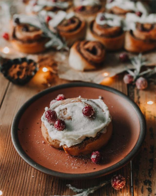 kako narediti božični brioš originalni recept za brioše z nadevom iz rjavega sladkorja, brusnicami in kremo