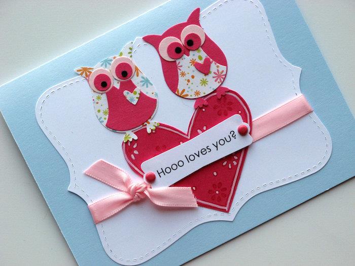 originali idėja Valentino diena mėlyname popieriuje su širdimi ir pelėda popieriuje ir rožine juostele, pasidaryk pats Valentino dienos „scrapbooking“ atvirukas