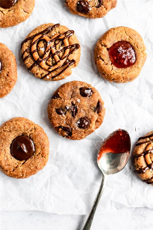 Badem unlu glutensiz kurabiyelerde sağlıklı atıştırmalık, sağlıklı atıştırmalıklarınız için fıstık ezmesi