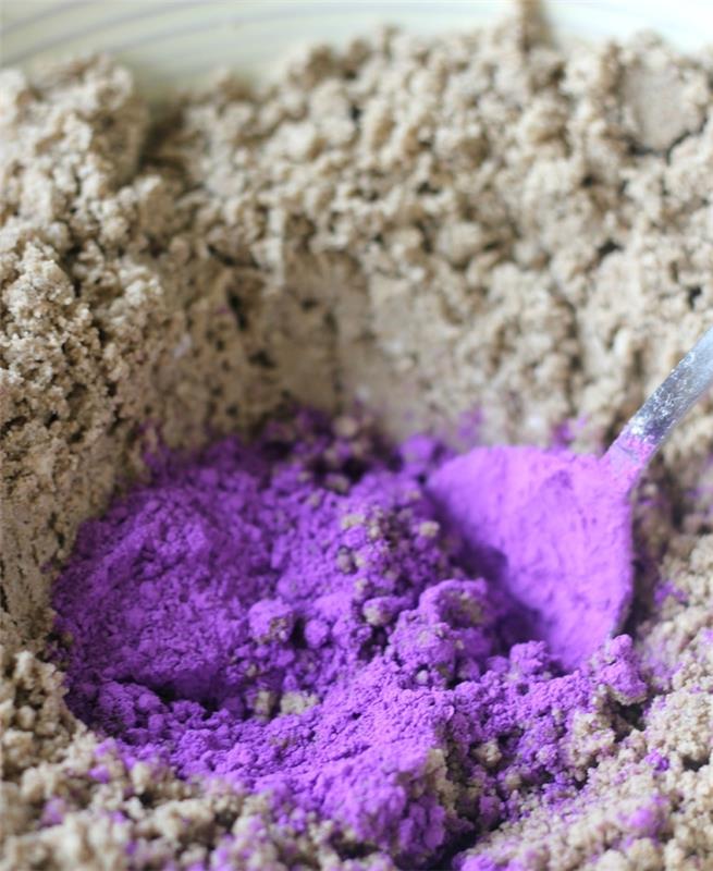 preprost recept za izdelavo barvne gline za modeliranje luninega peska za ustvarjanje različnih oblik z otroki