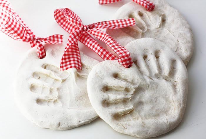 Bebek el izleri ve ağaca asmak için kurdele ile basit Noel tuzlu hamur