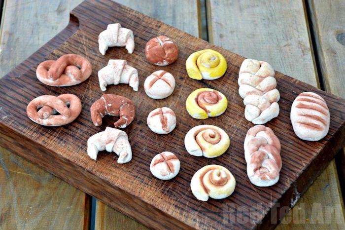 Sahte hamur işi kruvasan simit ekmek tatlı çörek gibi tuzlu hamurda yapmak için sahte nesneler fikri