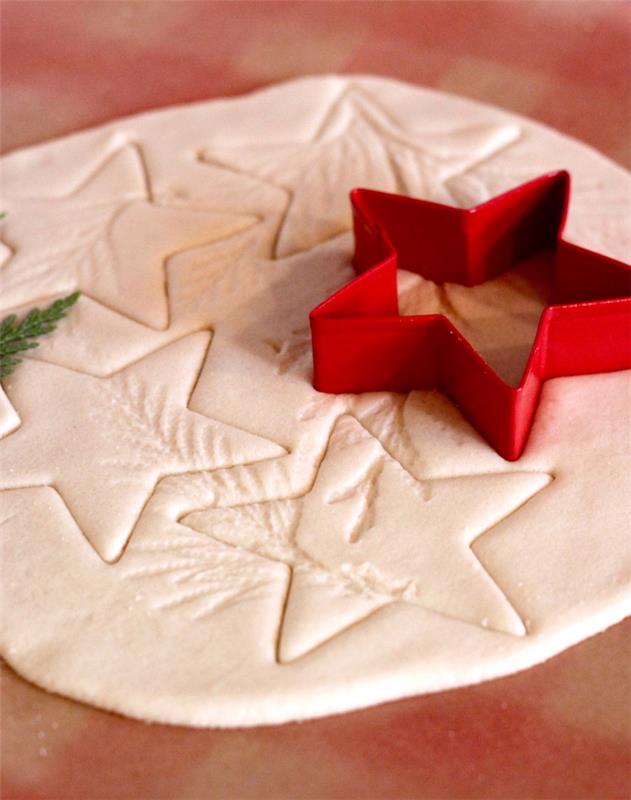 DIY Noel dekorasyonu için kolay tuzlu hamur yıldız çerez kesici