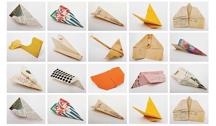 įvairūs originalūs senovinių lėktuvų origami modeliai, pagaminti iš perdirbto popieriaus