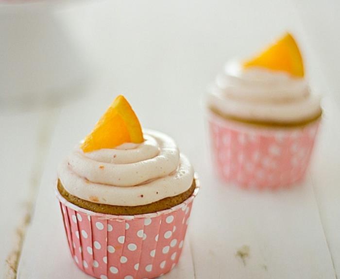 çilekli kekler, portakal kabuğu rendesi ile vanilyalı krema ve portakal dilimlerinin dekorasyonu nasıl yapılır