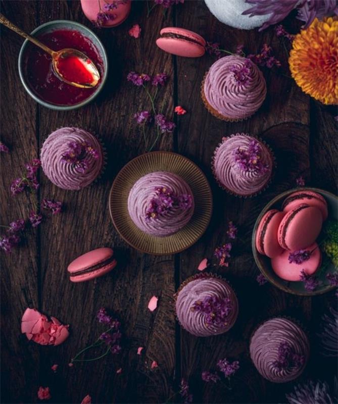 ahududu reçeli, leylak rengi krema, pembe bademli kurabiye, çay, çiçekler ile bir çay masası, yoğurt ve limonlu kekler nasıl kurulur