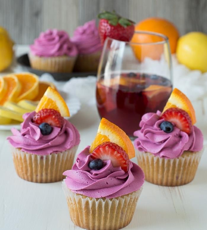 sangria cupcakes, yaban mersinli cupcake krema, meyve, çilek ve portakal dekorasyonu nasıl yapılır